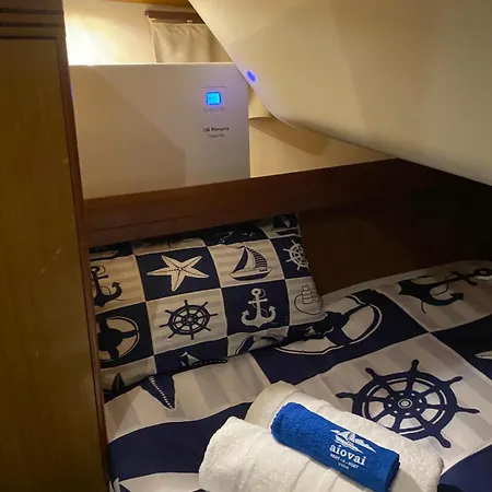 The Magic Of Sleeping On A Sailboat ספינת מלון *