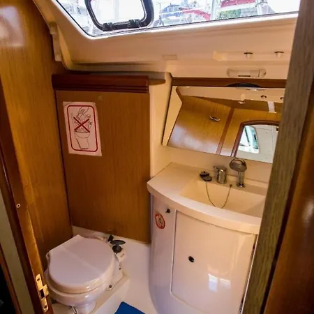 The Magic Of Sleeping On A Sailboat ספינת מלון *